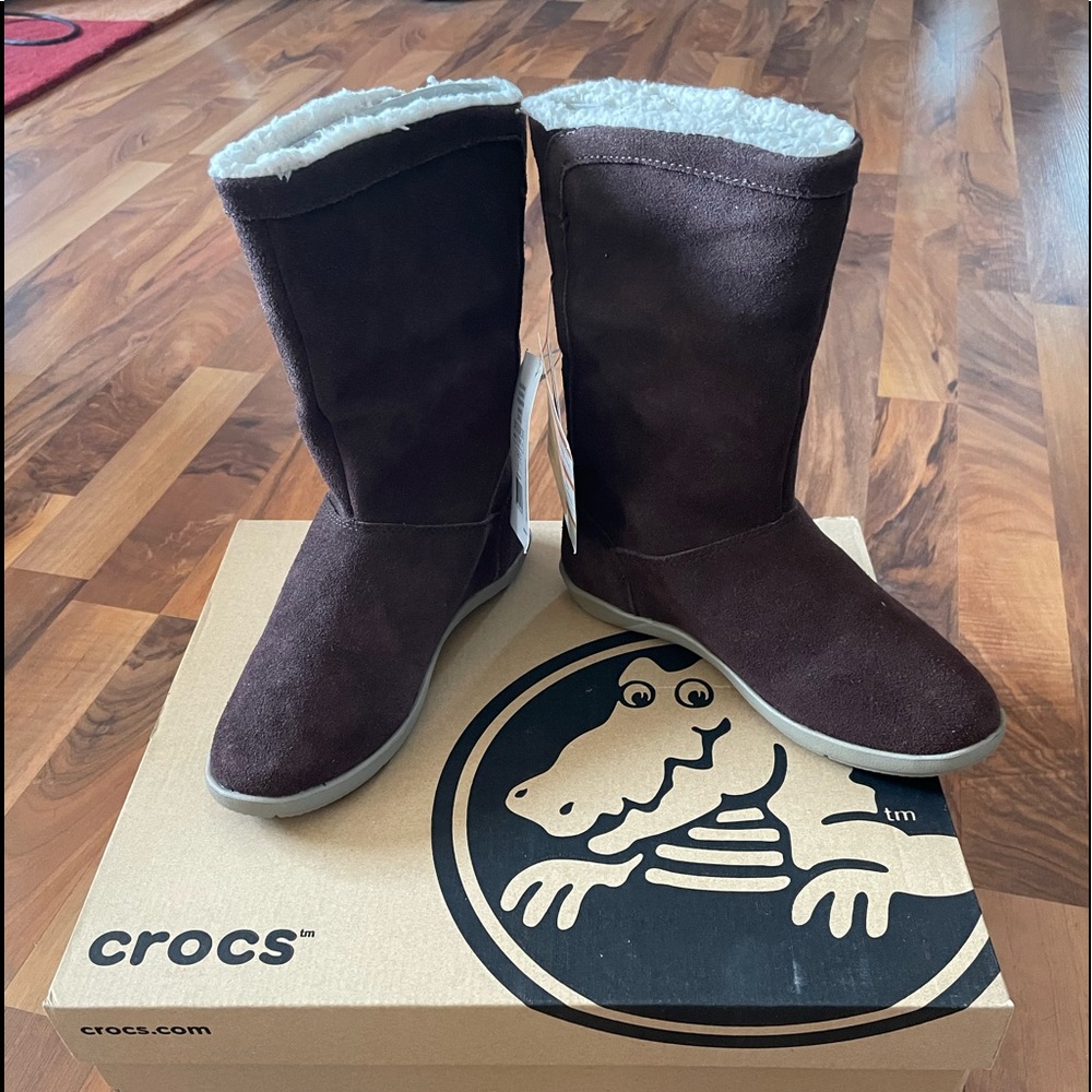 🤎NWT Crocs Adela Fold-over Fuzzy Booties